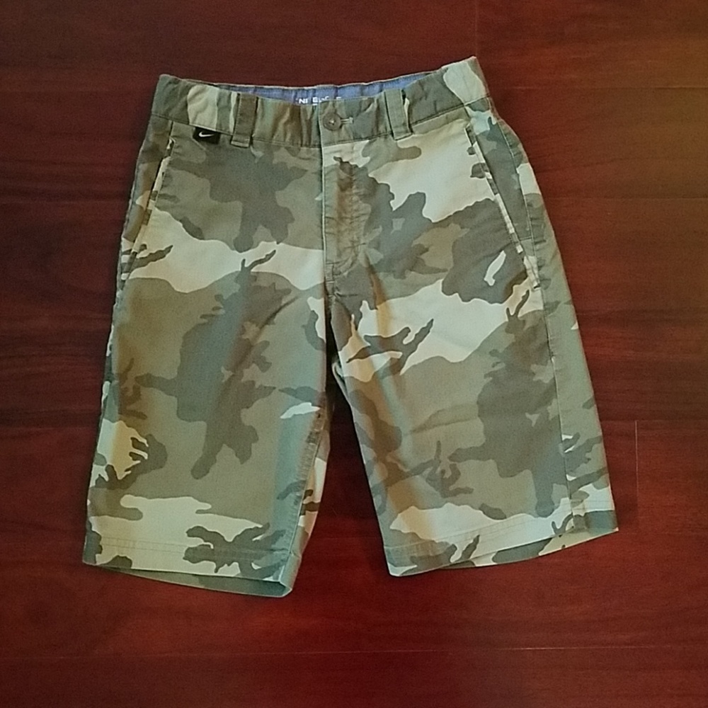 Boys camo Nike Golf shorts size S